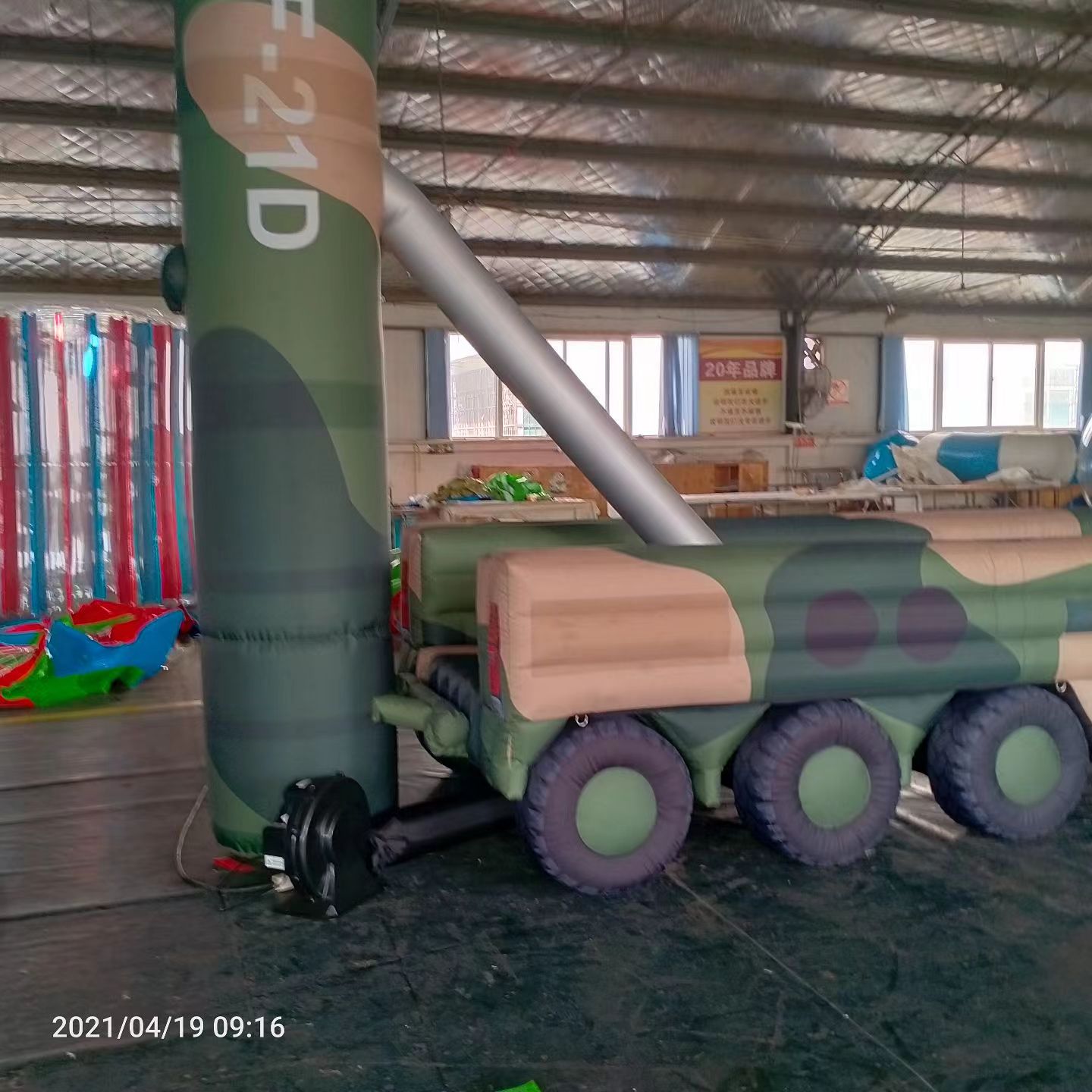 海西军事演习中的充气目标车辆：模拟发射车雷达车坦克飞机